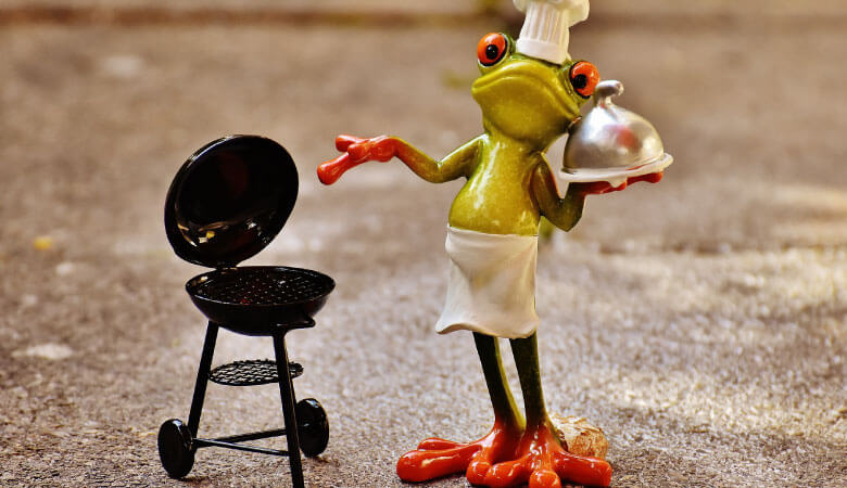 chef frog figurine by little grill