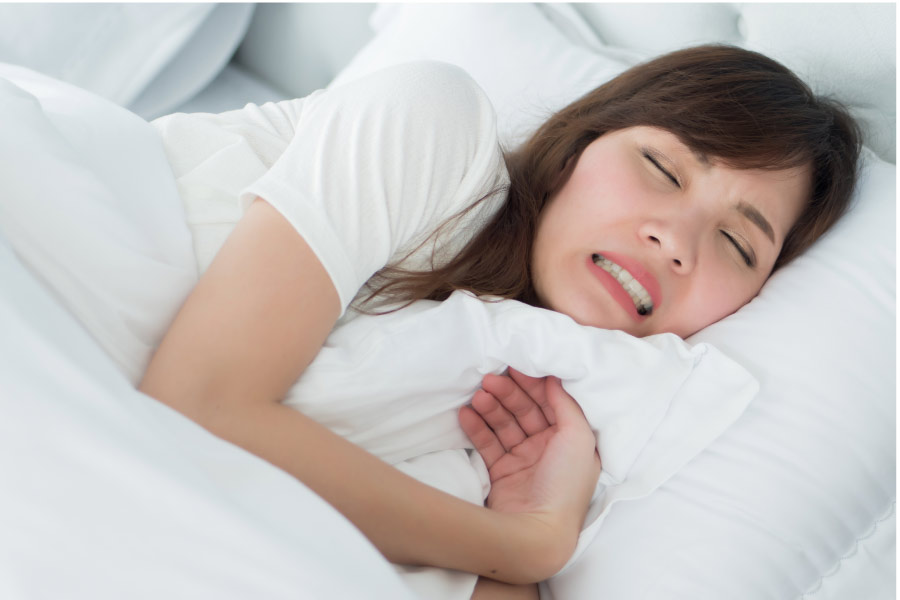 sleeping woman has dry mouth during the night